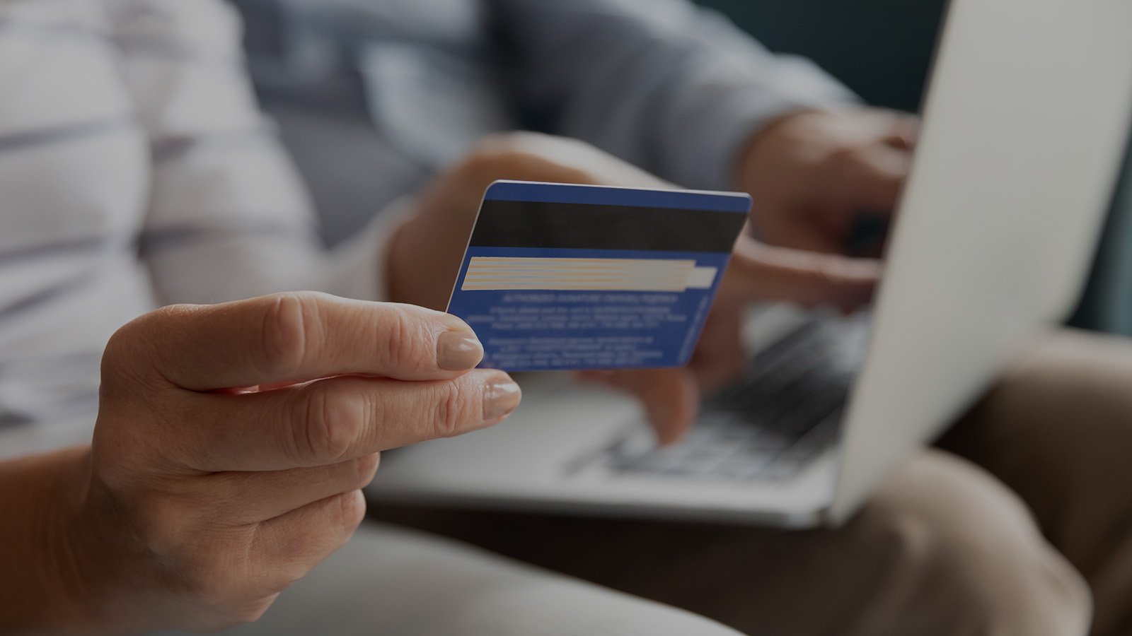 Mujer haciendo compras online con su tarjeta Visa