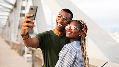 casal-sorrindo-tirando-selfie